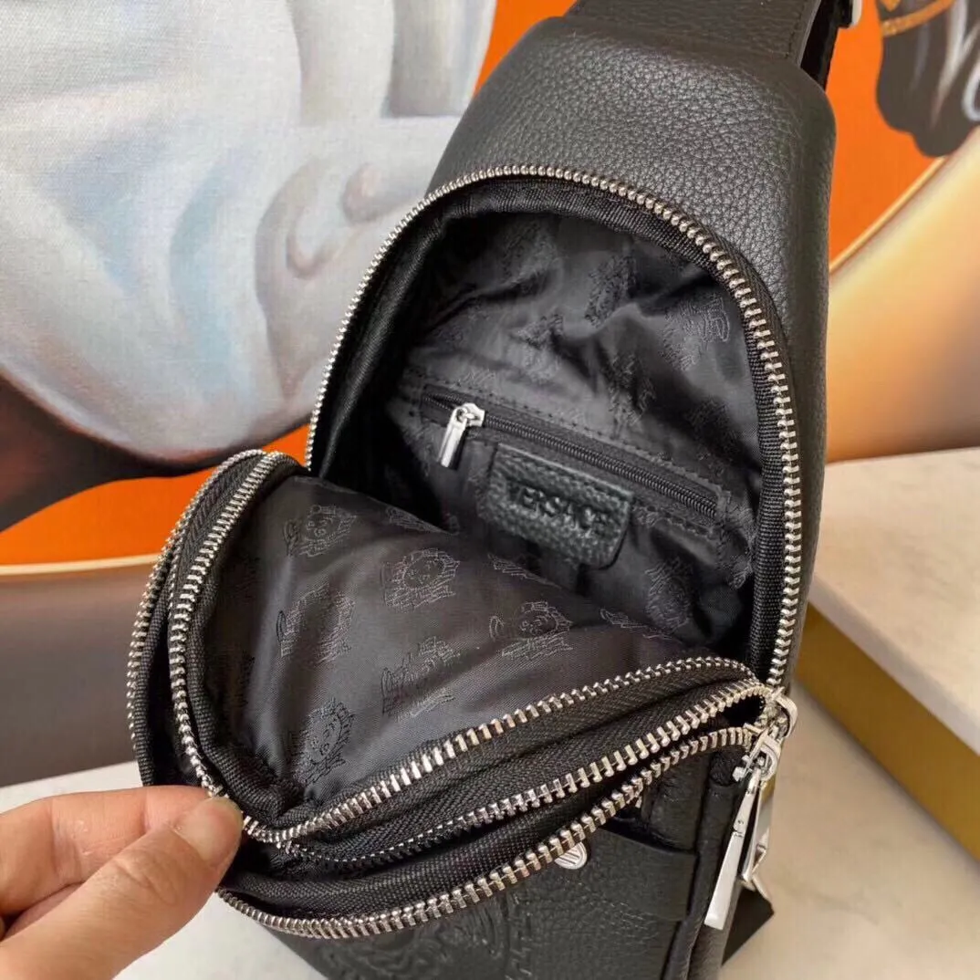 【2026】【VERSACE  公式 旗艦店】ヴェルサーチ  胸ポケット当日出荷 好評に付き再入荷！29*16*6CM