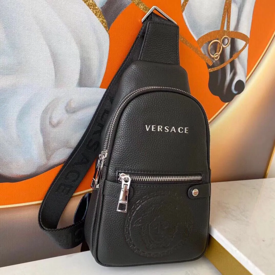 【2026】【VERSACE  公式 旗艦店】ヴェルサーチ  胸ポケット当日出荷 好評に付き再入荷！29*16*6CM