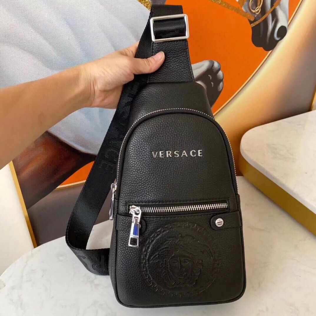 【2026】【VERSACE  公式 旗艦店】ヴェルサーチ  胸ポケット当日出荷 好評に付き再入荷！29*16*6CM