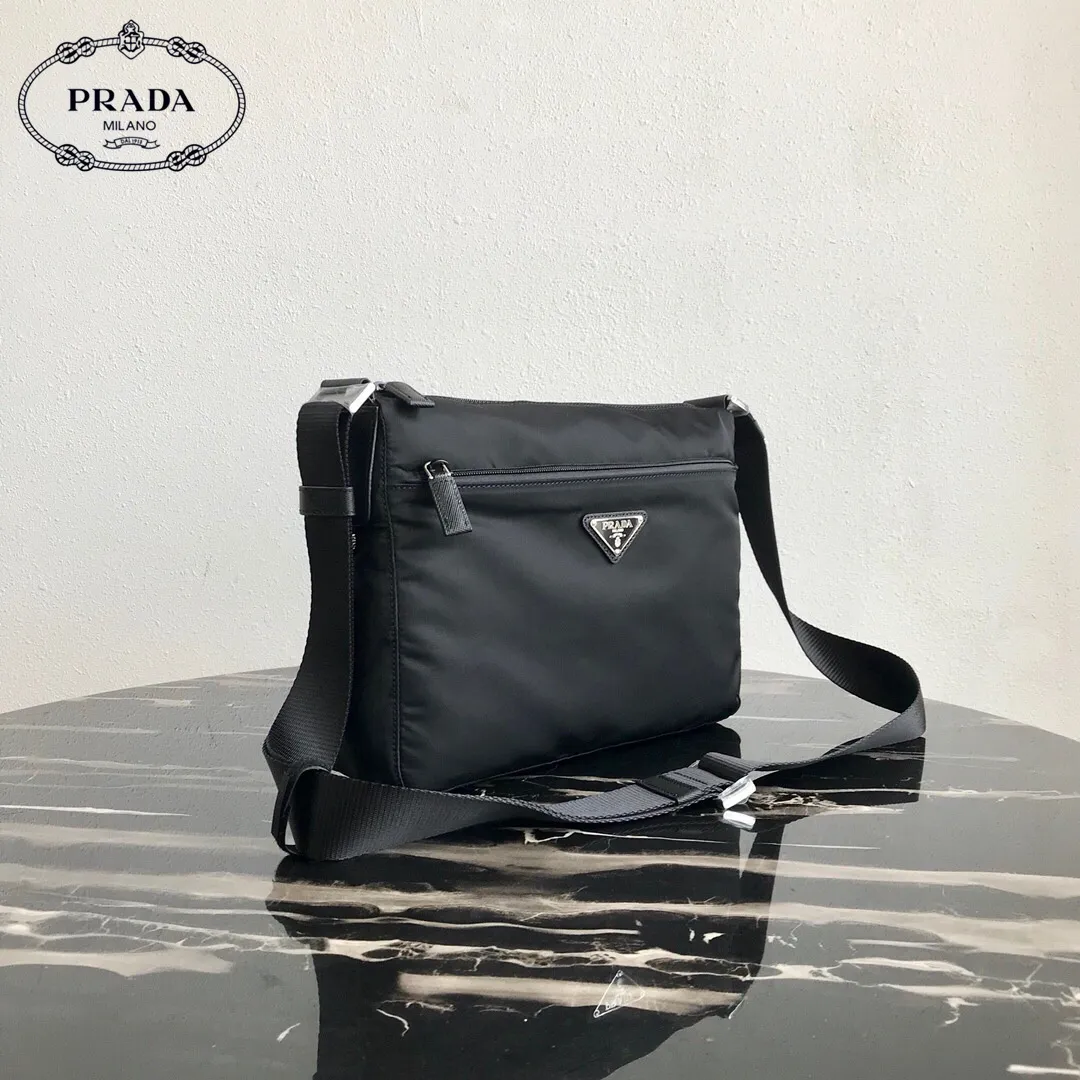 【2026】【PRADA   公式 旗艦店】プラダ   ショルダーバッグ  当日出荷 好評に付き再入荷！31*23*9CM