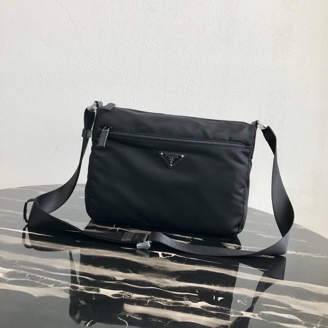 【2026】【PRADA   公式 旗艦店】プラダ   ショルダーバッグ  当日出荷 好評に付き再入荷！31*23*9CM