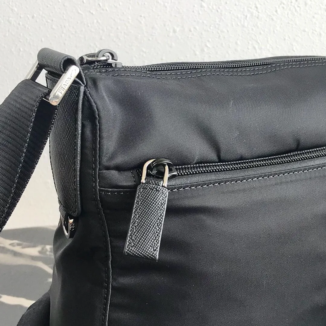 【2026】【PRADA   公式 旗艦店】プラダ   ショルダーバッグ  当日出荷 好評に付き再入荷！31*23*9CM
