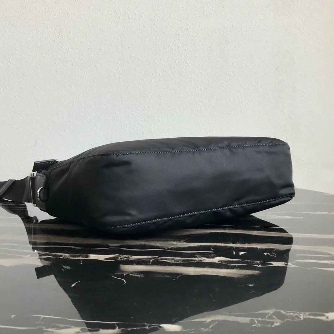 【2026】【PRADA   公式 旗艦店】プラダ   ショルダーバッグ  当日出荷 好評に付き再入荷！31*23*9CM