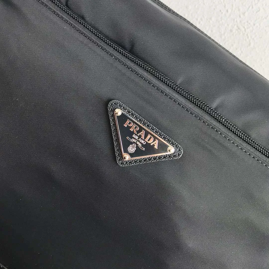 【2026】【PRADA   公式 旗艦店】プラダ   ショルダーバッグ  当日出荷 好評に付き再入荷！31*23*9CM