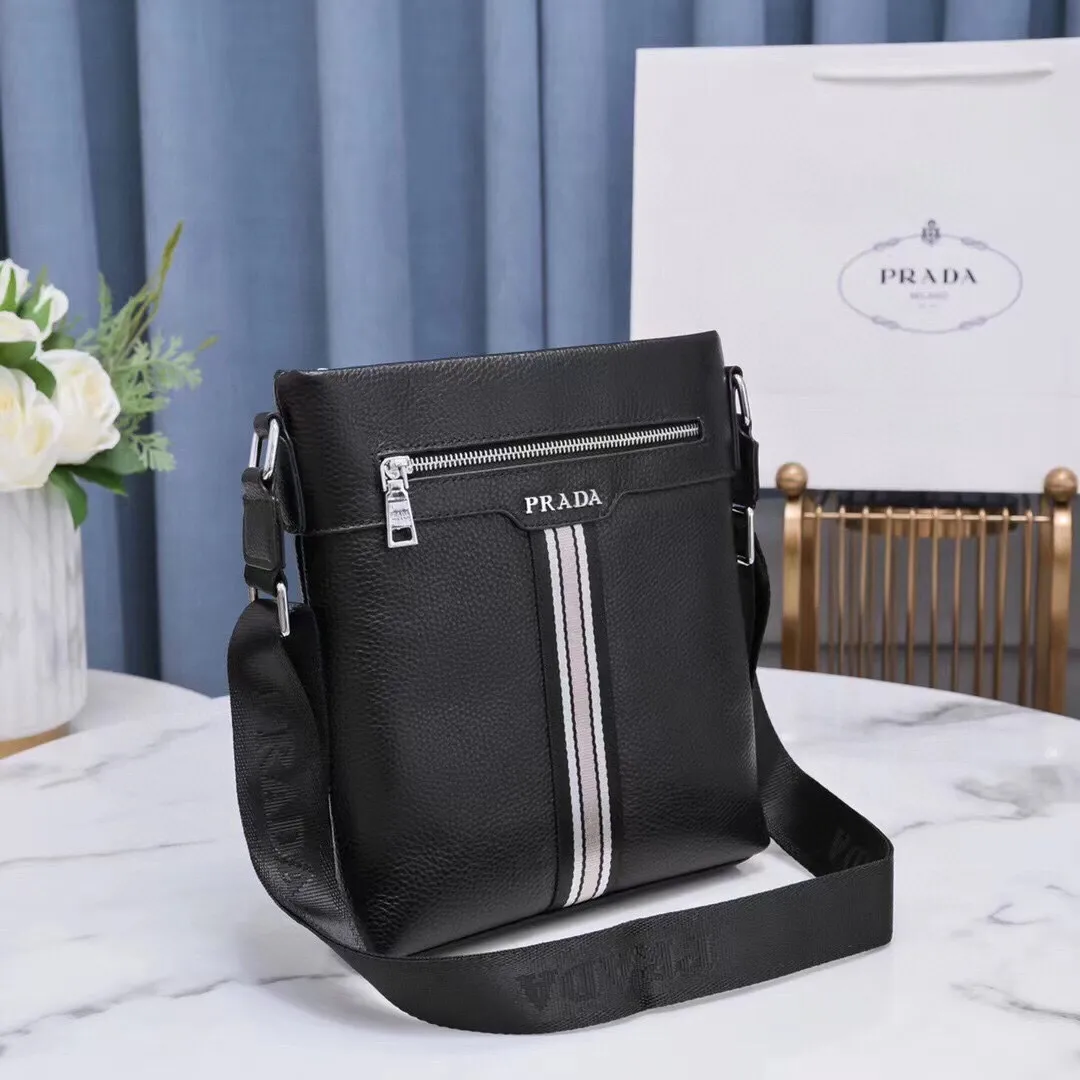 【2026】【PRADA   公式 旗艦店】プラダ   ショルダーバッグ  当日出荷 好評に付き再入荷！23*27*5CM