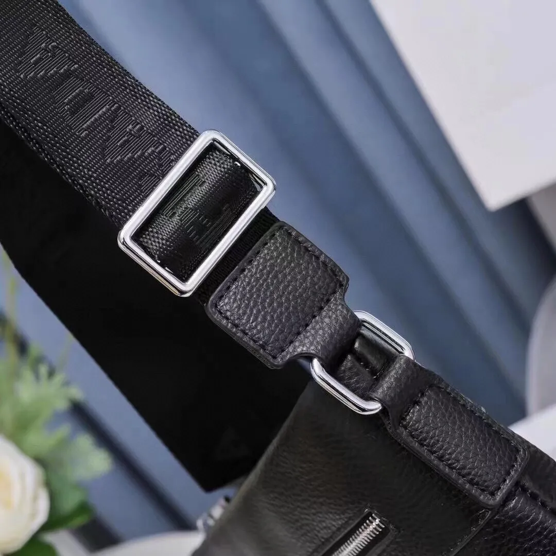 【2026】【PRADA   公式 旗艦店】プラダ   ショルダーバッグ  当日出荷 好評に付き再入荷！23*27*5CM