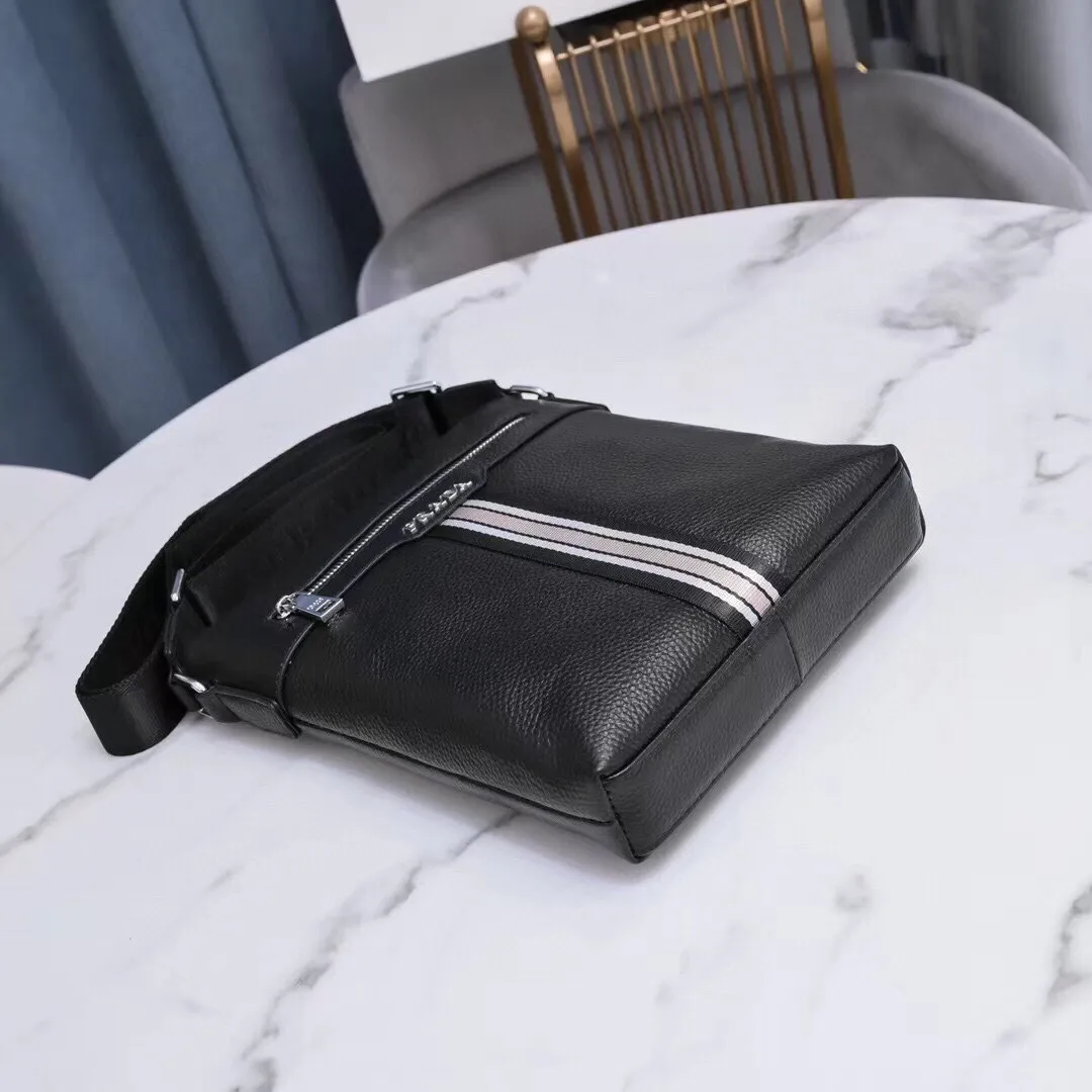 【2026】【PRADA   公式 旗艦店】プラダ   ショルダーバッグ  当日出荷 好評に付き再入荷！23*27*5CM