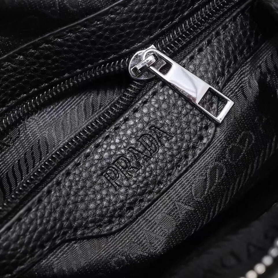 【2026】【PRADA   公式 旗艦店】プラダ   ショルダーバッグ  当日出荷 好評に付き再入荷！23*27*5CM