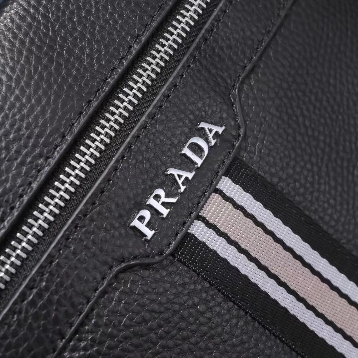 【2026】【PRADA   公式 旗艦店】プラダ   ショルダーバッグ  当日出荷 好評に付き再入荷！23*27*5CM