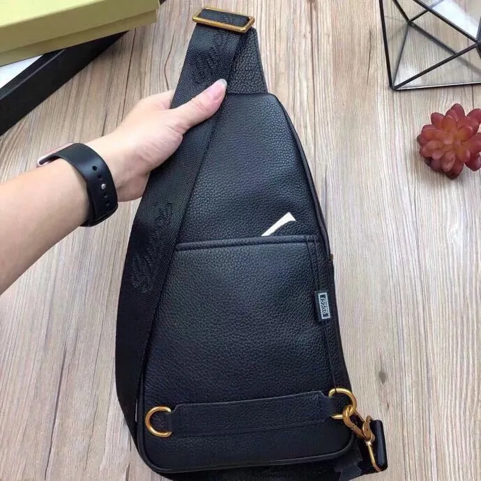【2026】【GUCCI 公式 旗艦店】クッチ  胸ポケット 当日出荷 好評に付き再入荷！28*18*7CM