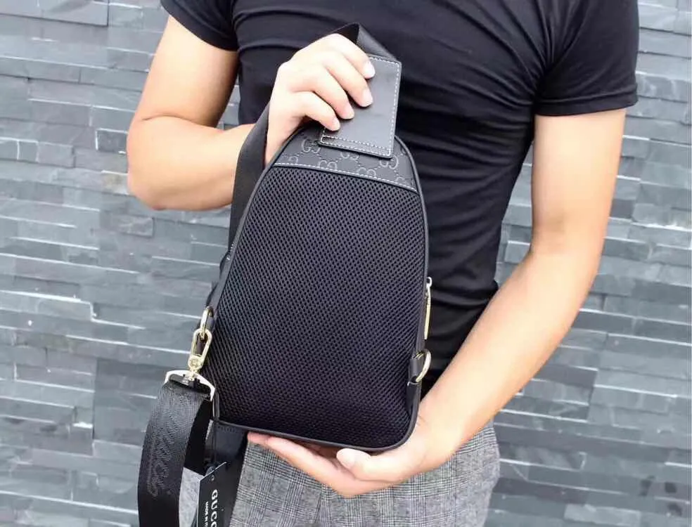 【2026】【GUCCI 公式 旗艦店】クッチ  胸ポケット 当日出荷 好評に付き再入荷！19*20*5CM