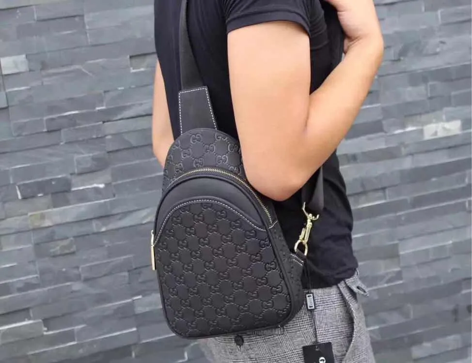 【2026】【GUCCI 公式 旗艦店】クッチ  胸ポケット 当日出荷 好評に付き再入荷！19*20*5CM