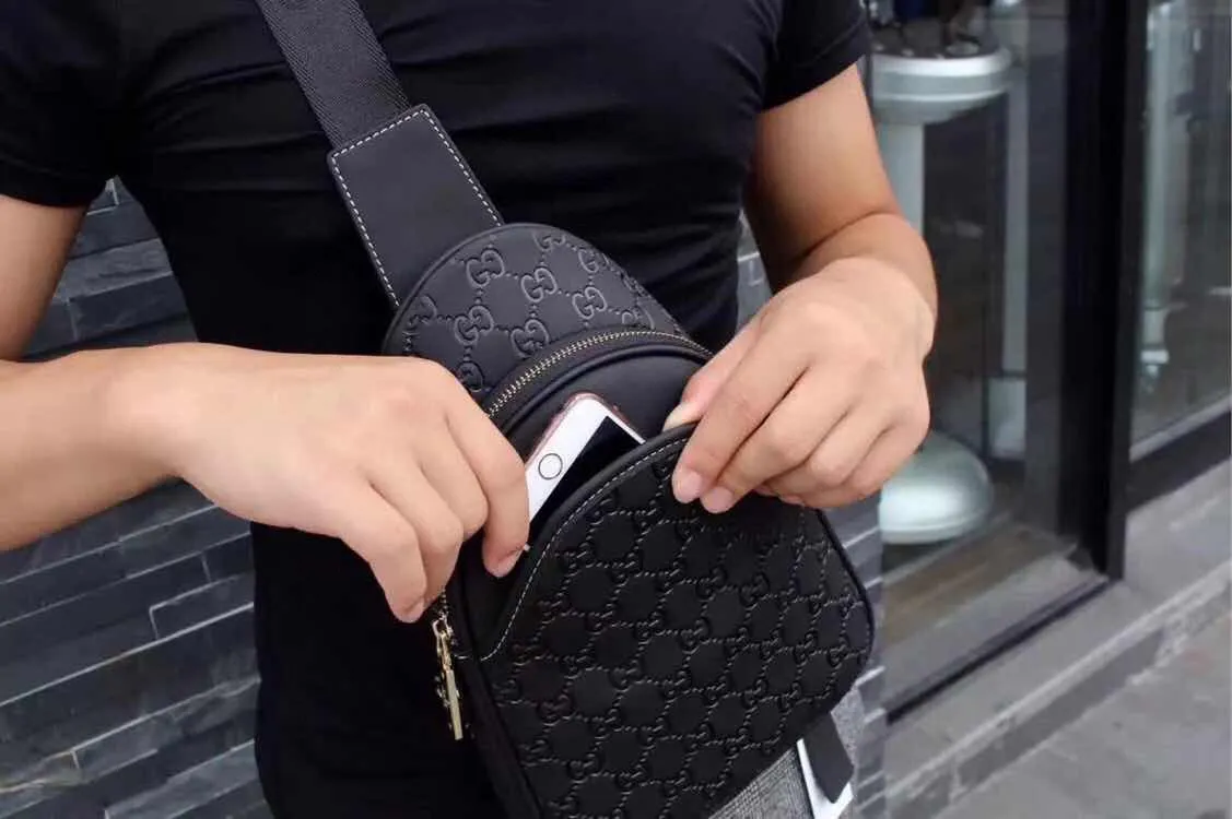 【2026】【GUCCI 公式 旗艦店】クッチ  胸ポケット 当日出荷 好評に付き再入荷！19*20*5CM