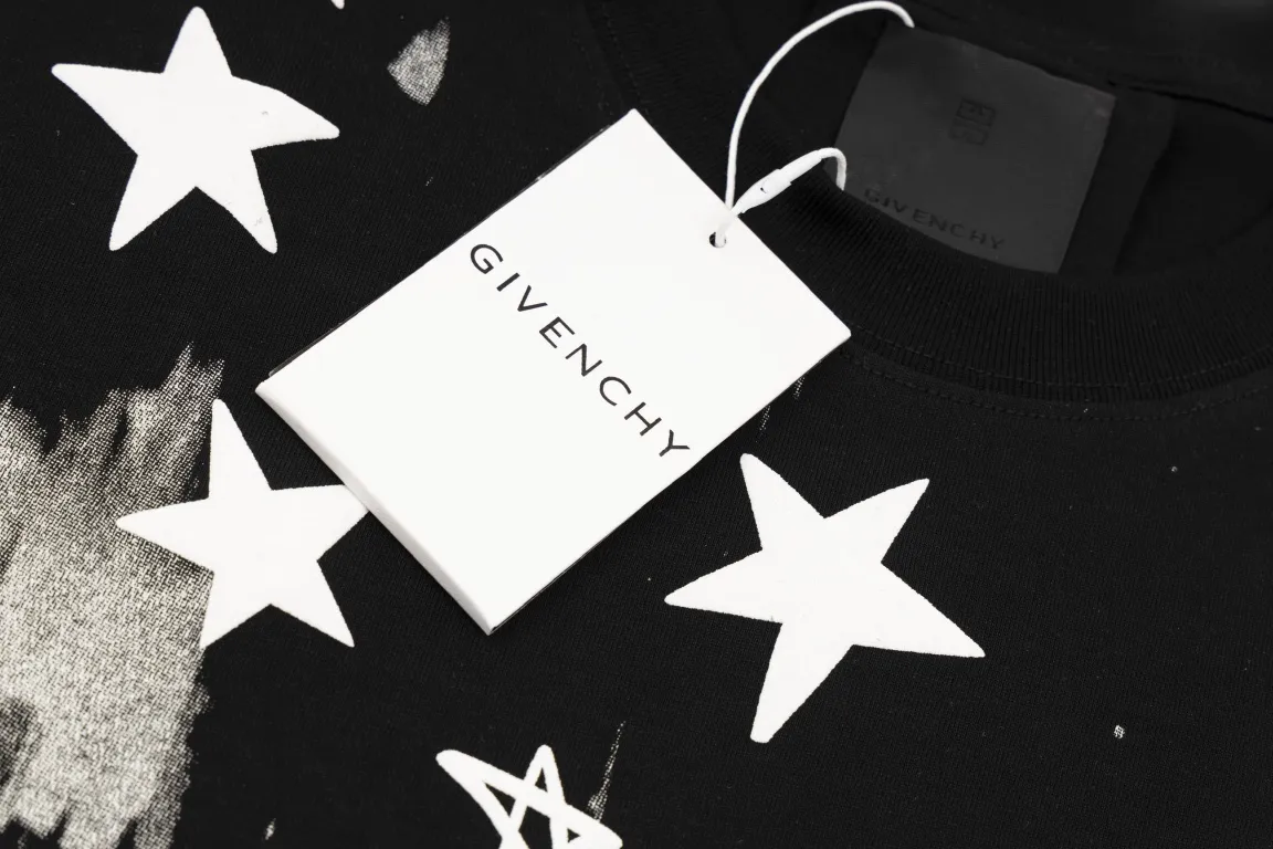 【2026】【GIVENCHY 公式旗艦店】ジバンシー   Tシャツ ご好評に付き再入荷！