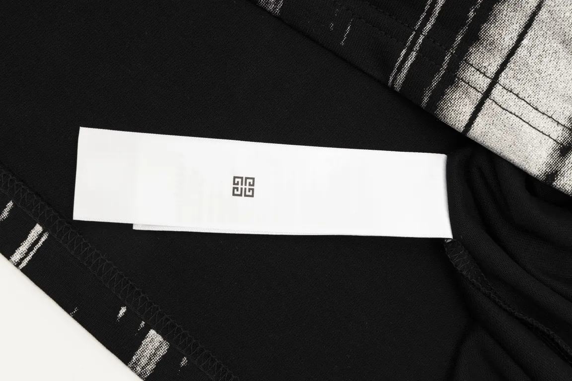 【2026】【GIVENCHY 公式旗艦店】ジバンシー   Tシャツ ご好評に付き再入荷！