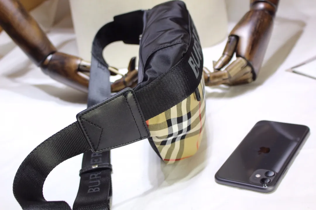 【2026】【BURBERRY  公式旗艦店】バーバリー  ウエストポーチ   当日出荷 好評に付き再入荷！31*7.5*16CM