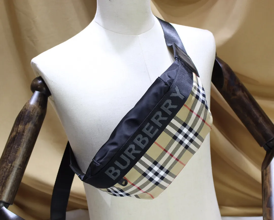 【2026】【BURBERRY  公式旗艦店】バーバリー  ウエストポーチ   当日出荷 好評に付き再入荷！31*7.5*16CM