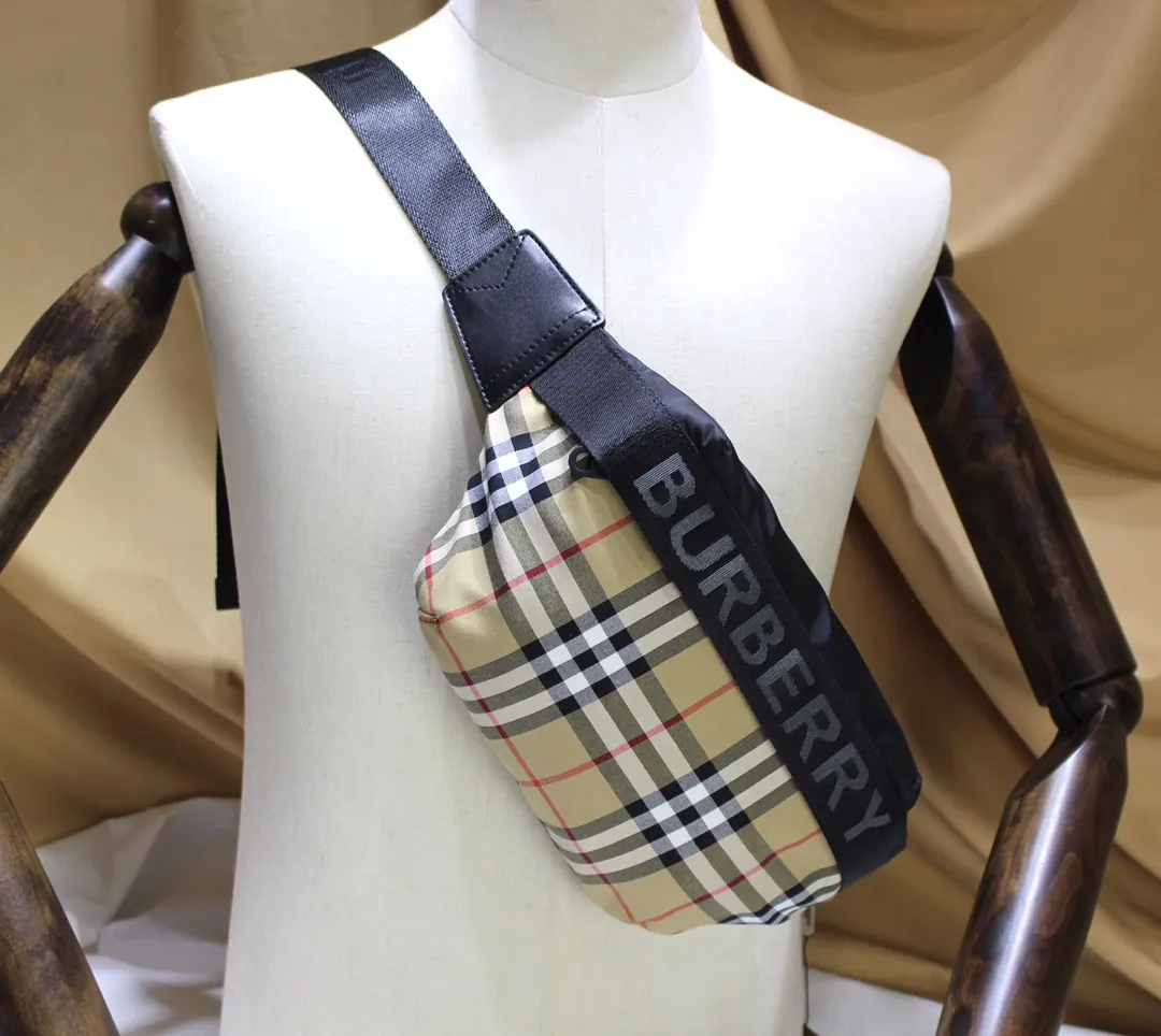 【2026】【BURBERRY  公式旗艦店】バーバリー  ウエストポーチ   当日出荷 好評に付き再入荷！31*7.5*16CM