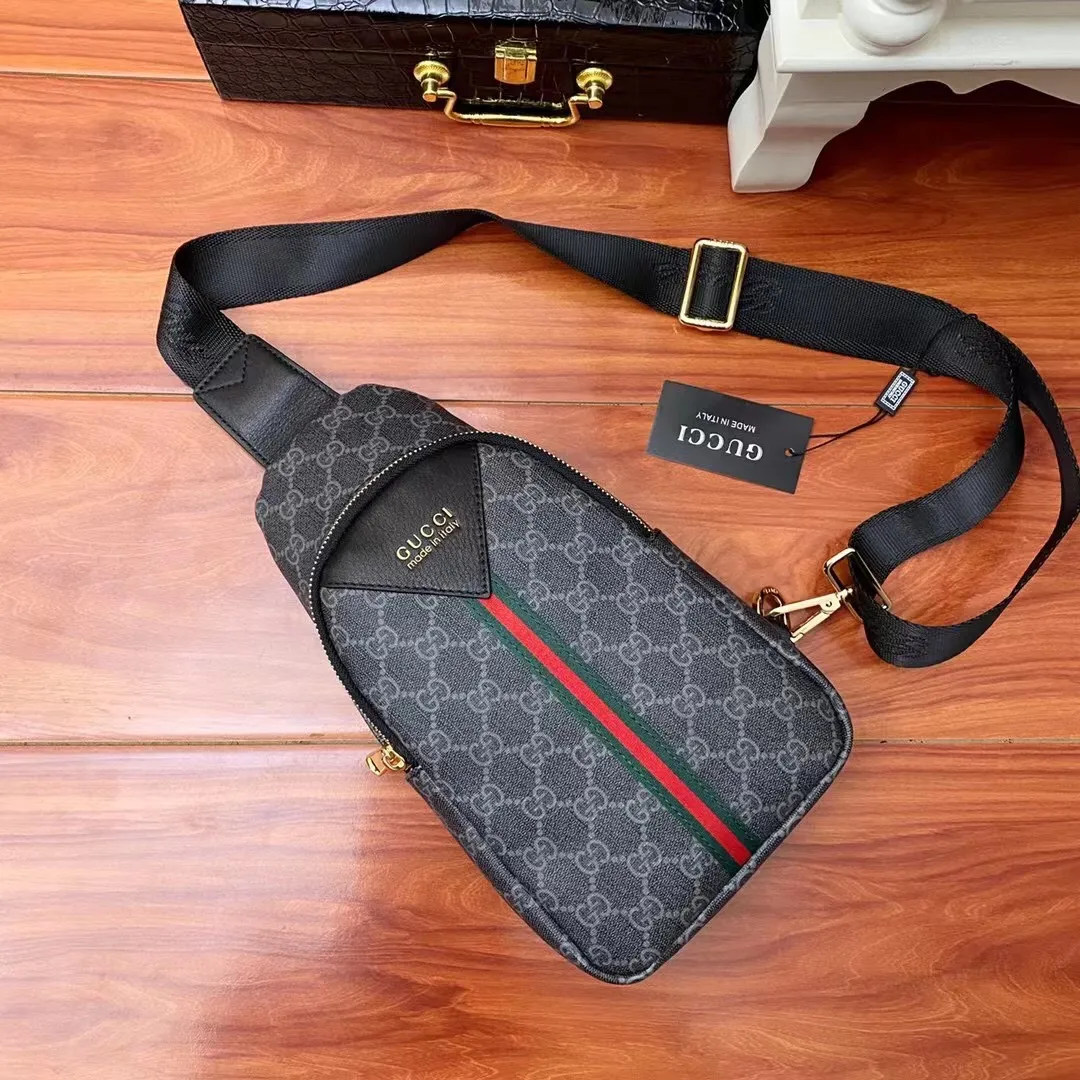 【2026】【GUCCI   公式旗艦店】クッチ  胸ポケット 当日出荷 好評に付き再入荷！17*30*6CM
