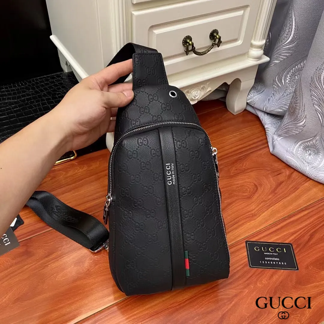 【2026】【GUCCI   公式旗艦店】クッチ  胸ポケット 当日出荷 好評に付き再入荷！18*32*7CM