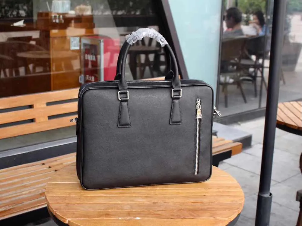 【2026】【PRADA  公式旗艦店】プラダ  ブリーフケース当日出荷 好評に付き再入荷！39*30*6.5CM