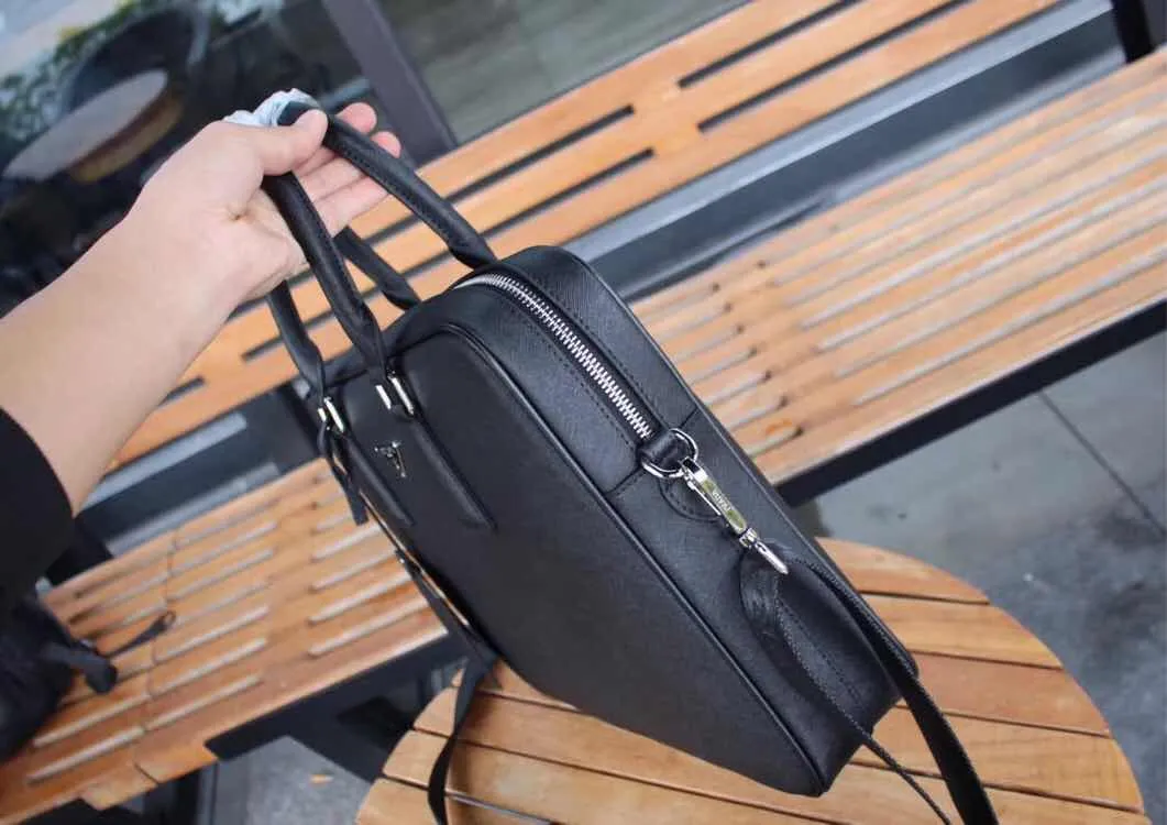 【2026】【PRADA  公式旗艦店】プラダ  ブリーフケース当日出荷 好評に付き再入荷！39*30*6.5CM