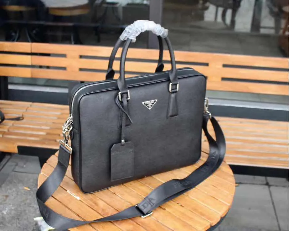 【2026】【PRADA  公式旗艦店】プラダ  ブリーフケース当日出荷 好評に付き再入荷！39*30*6.5CM