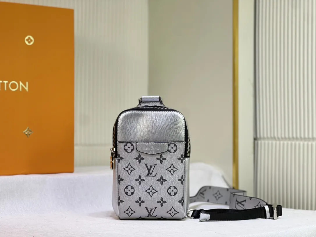 【2026】【LOUIS VUITTON  公式 旗艦店】 ルイヴィトン   胸ポケット当日出荷 好評に付き再入荷！13*21*5CM