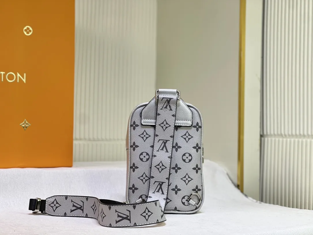 【2026】【LOUIS VUITTON  公式 旗艦店】 ルイヴィトン   胸ポケット当日出荷 好評に付き再入荷！13*21*5CM