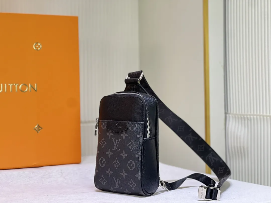 【2026】【LOUIS VUITTON  公式 旗艦店】 ルイヴィトン   胸ポケット当日出荷 好評に付き再入荷！13*21*5CM