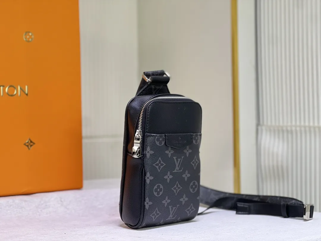 【2026】【LOUIS VUITTON  公式 旗艦店】 ルイヴィトン   胸ポケット当日出荷 好評に付き再入荷！13*21*5CM
