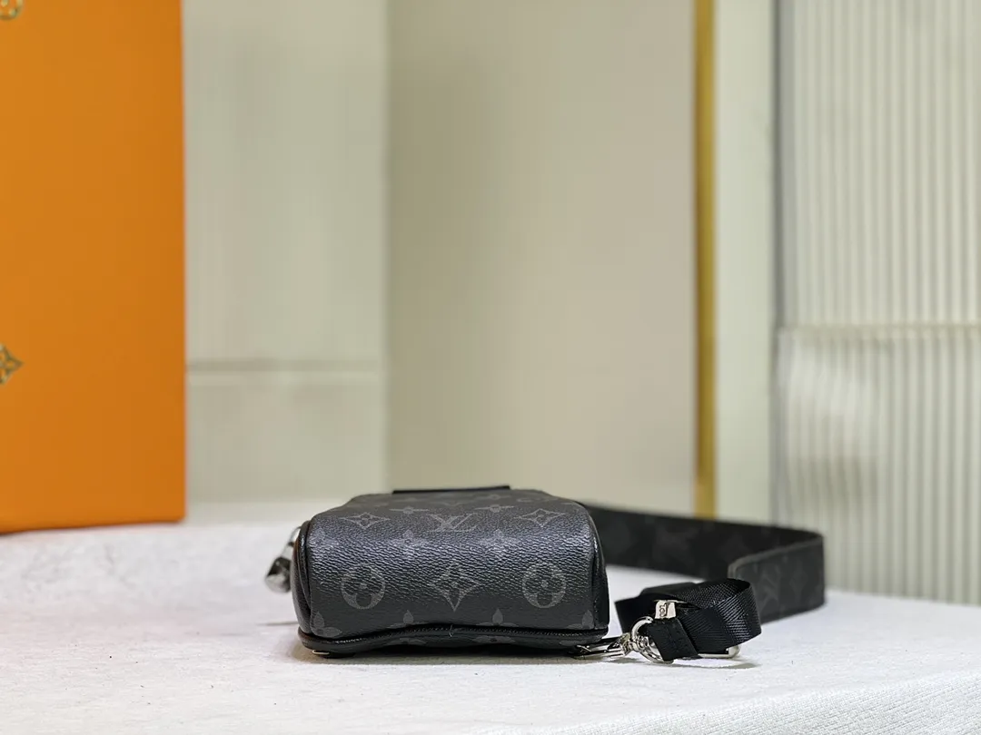 【2026】【LOUIS VUITTON  公式 旗艦店】 ルイヴィトン   胸ポケット当日出荷 好評に付き再入荷！13*21*5CM