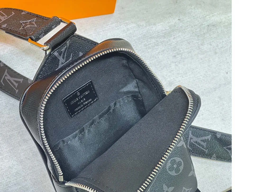 【2026】【LOUIS VUITTON  公式 旗艦店】 ルイヴィトン   胸ポケット当日出荷 好評に付き再入荷！13*21*5CM