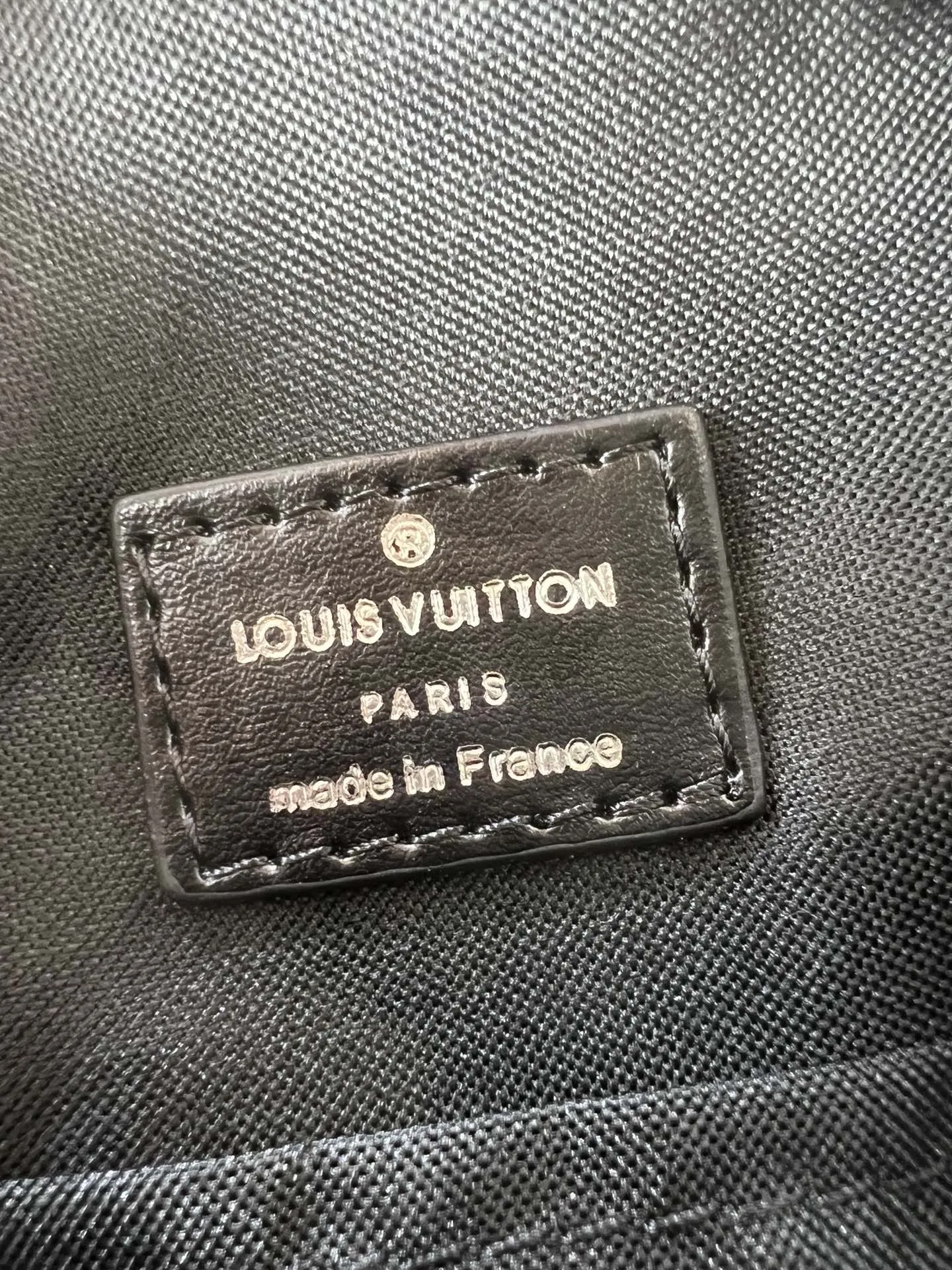【2026】【LOUIS VUITTON  公式 旗艦店】 ルイヴィトン   胸ポケット当日出荷 好評に付き再入荷！13*21*5CM
