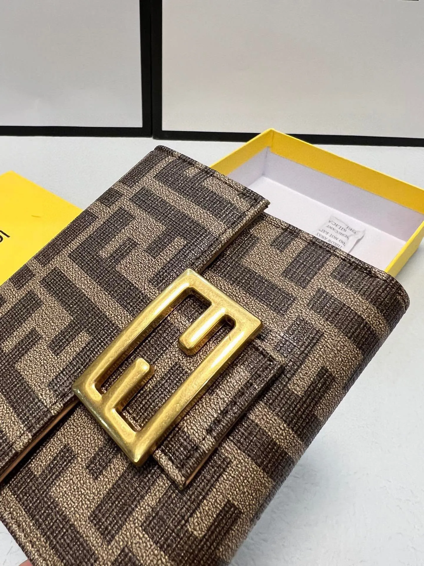 【2026】【FENDI 公式 旗艦店】フェンディ  財布   当日出荷 好評に付き再入荷！11*10cm