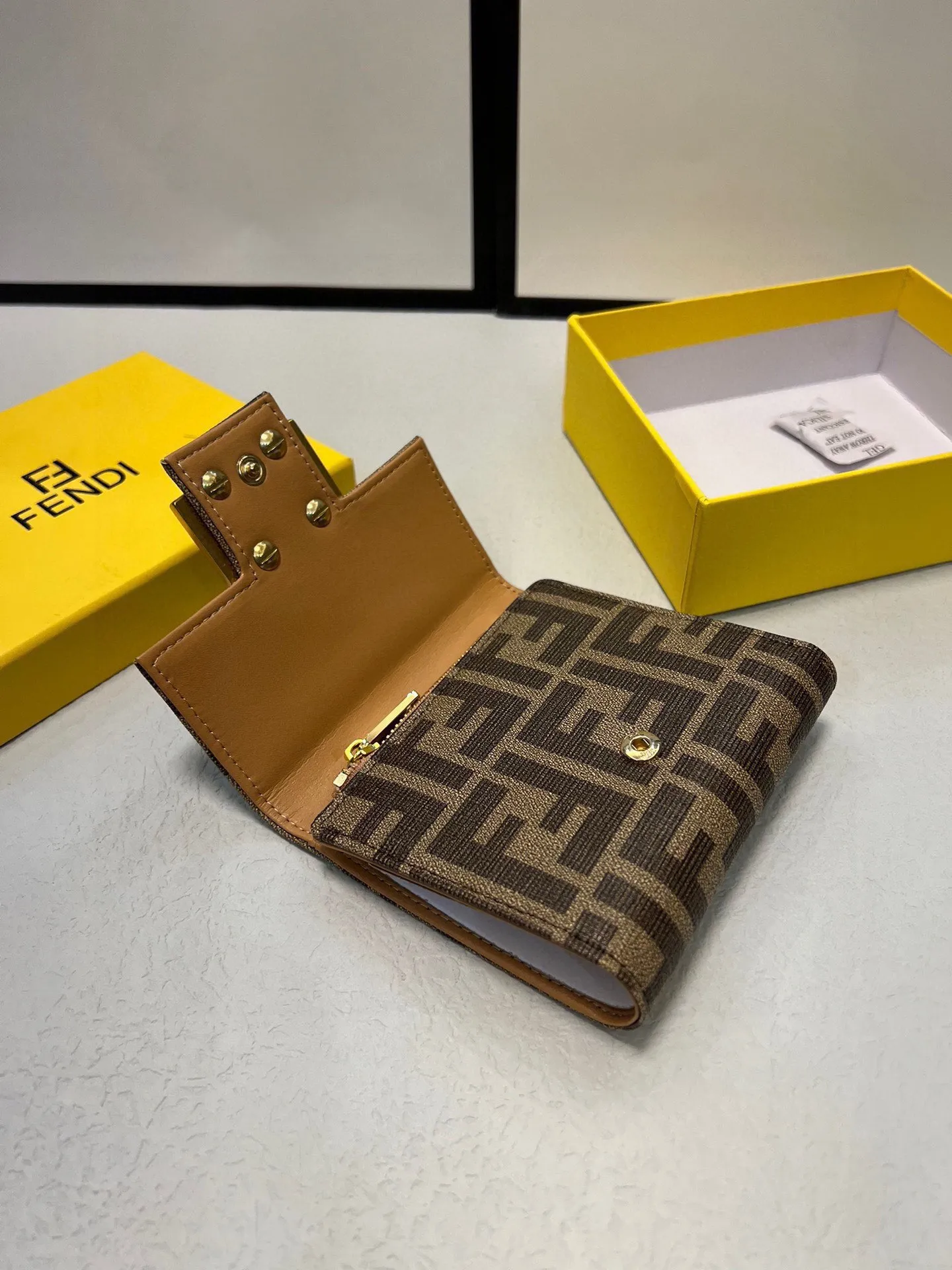 【2026】【FENDI 公式 旗艦店】フェンディ  財布   当日出荷 好評に付き再入荷！11*10cm