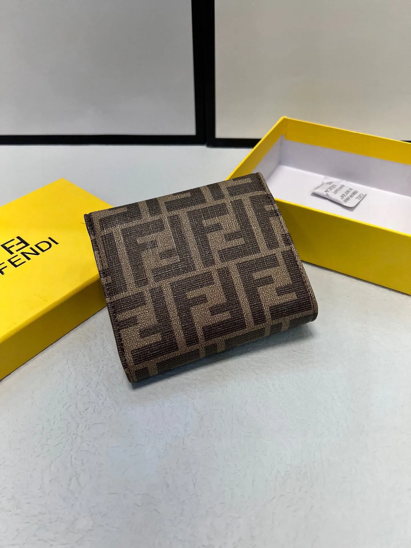 【2026】【FENDI 公式 旗艦店】フェンディ  財布   当日出荷 好評に付き再入荷！11*10cm
