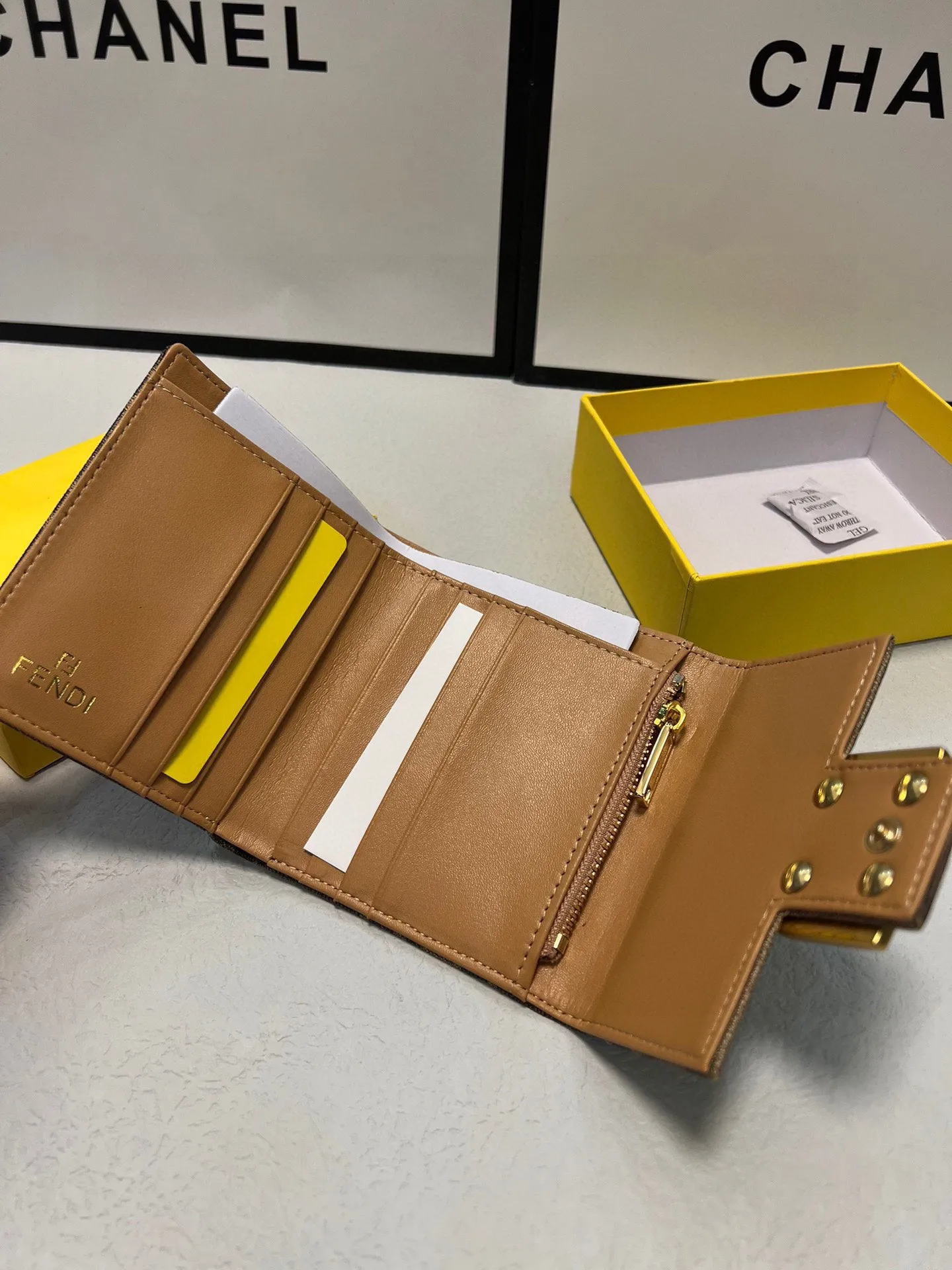 【2026】【FENDI 公式 旗艦店】フェンディ  財布   当日出荷 好評に付き再入荷！11*10cm