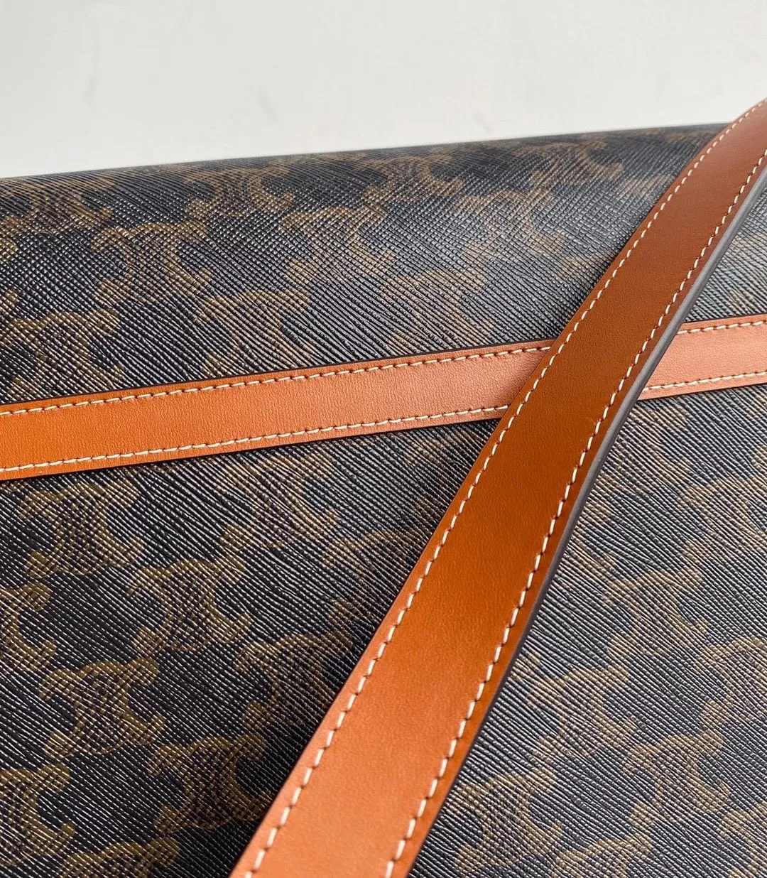【2026】【CELINE 公式 旗艦店】セリーヌ  ショルダーバッグ   出荷 好評に付き再入荷！31*24*9CM