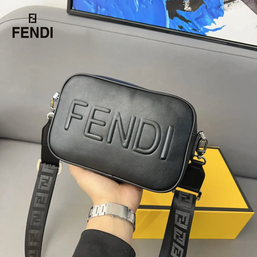 【2026】【FENDI  公式旗艦店】フェンディ   ショルダーバッグ 当日出荷 好評に付き再入荷！22*14CM