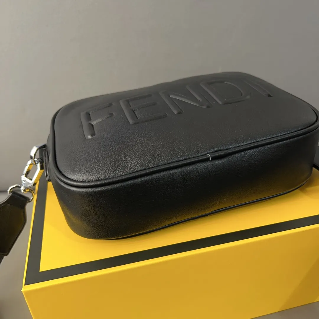 【2026】【FENDI  公式旗艦店】フェンディ   ショルダーバッグ 当日出荷 好評に付き再入荷！22*14CM