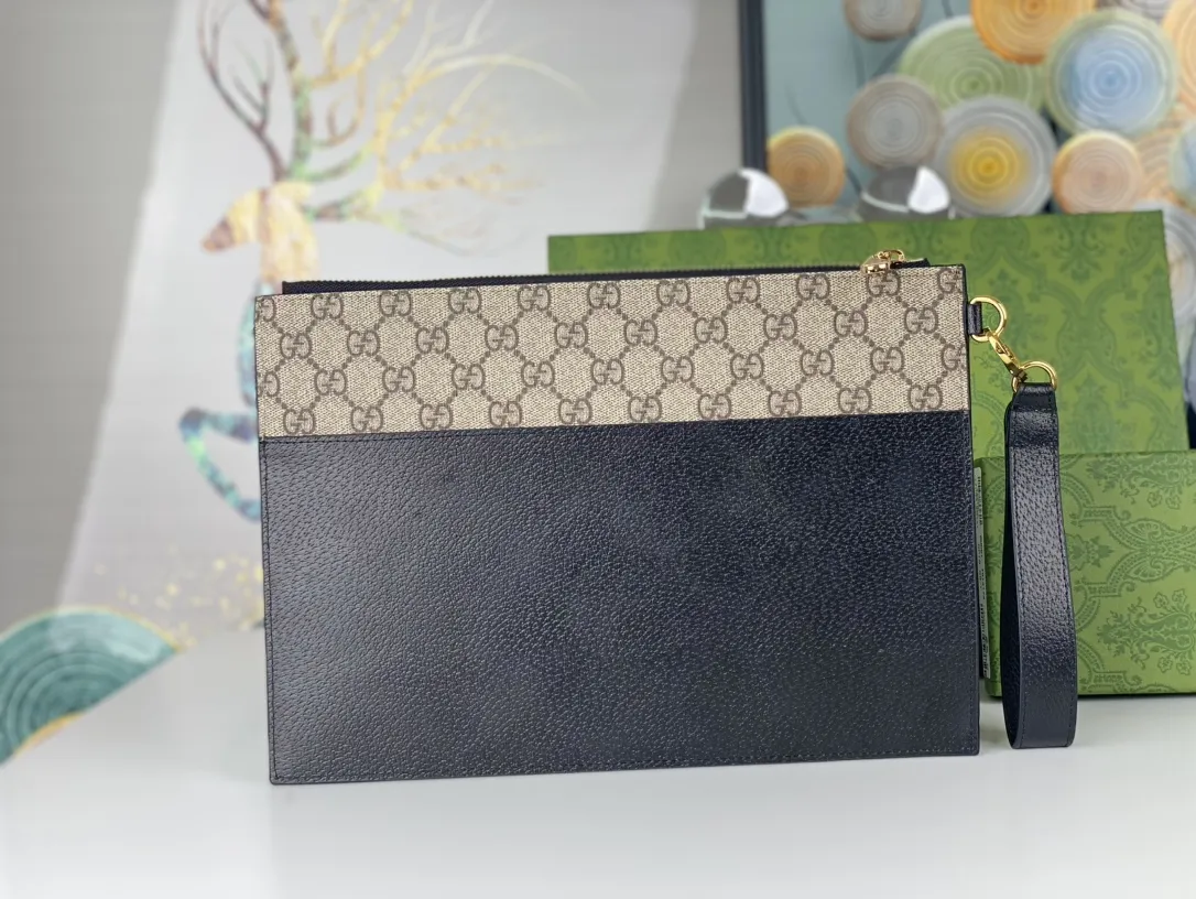 【2026】【GUCCI 公式 旗艦店】クッチ  クラッチバッグ 当日出荷 好評に付き再入荷！30.5*21*1.5CM