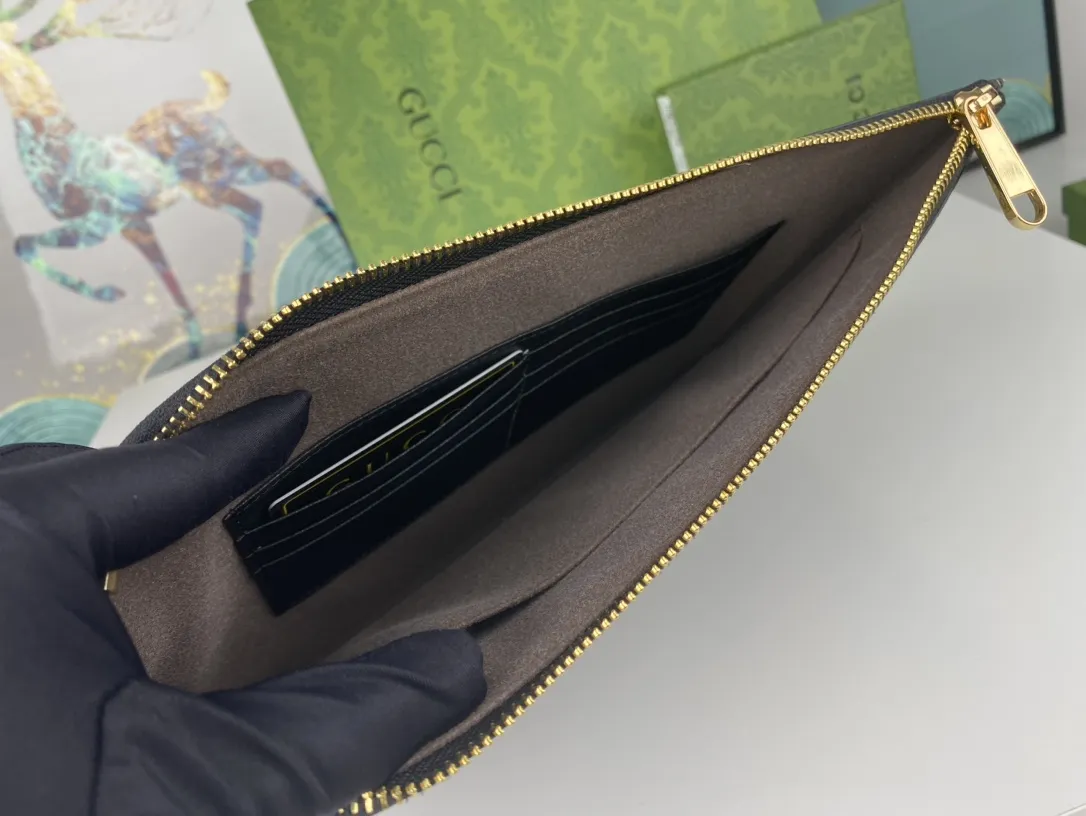 【2026】【GUCCI 公式 旗艦店】クッチ  クラッチバッグ 当日出荷 好評に付き再入荷！30.5*21*1.5CM