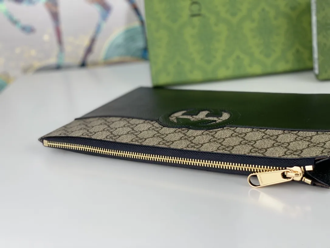 【2026】【GUCCI 公式 旗艦店】クッチ  クラッチバッグ 当日出荷 好評に付き再入荷！30.5*21*1.5CM