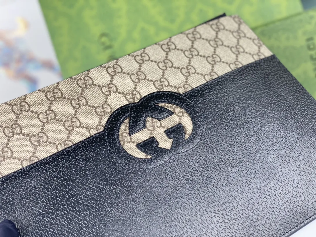 【2026】【GUCCI 公式 旗艦店】クッチ  クラッチバッグ 当日出荷 好評に付き再入荷！30.5*21*1.5CM
