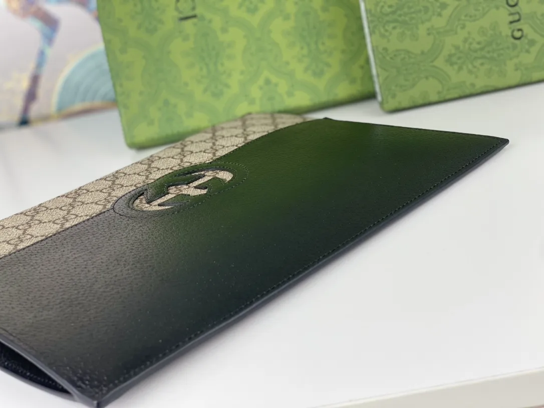 【2026】【GUCCI 公式 旗艦店】クッチ  クラッチバッグ 当日出荷 好評に付き再入荷！30.5*21*1.5CM