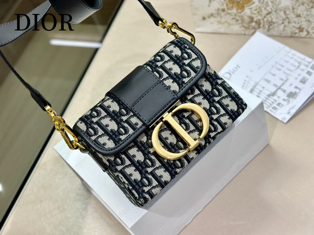 【2026】【DIOR  公式 旗艦店】ディオール   ショルダーバッグ 当日出荷 好評に付き再入荷！19*14.5CM