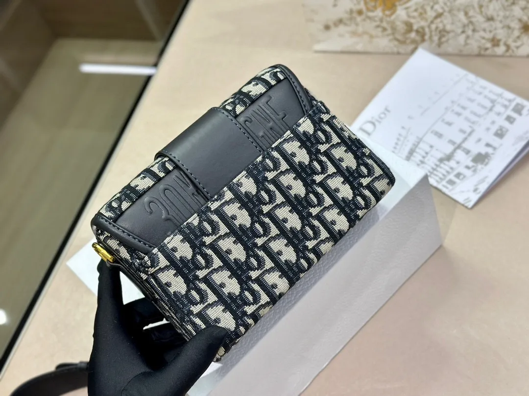 【2026】【DIOR  公式 旗艦店】ディオール   ショルダーバッグ 当日出荷 好評に付き再入荷！19*14.5CM