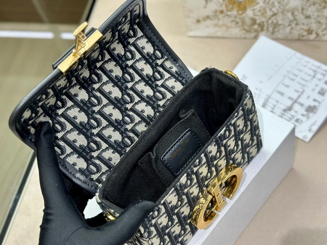 【2026】【DIOR  公式 旗艦店】ディオール   ショルダーバッグ 当日出荷 好評に付き再入荷！19*14.5CM