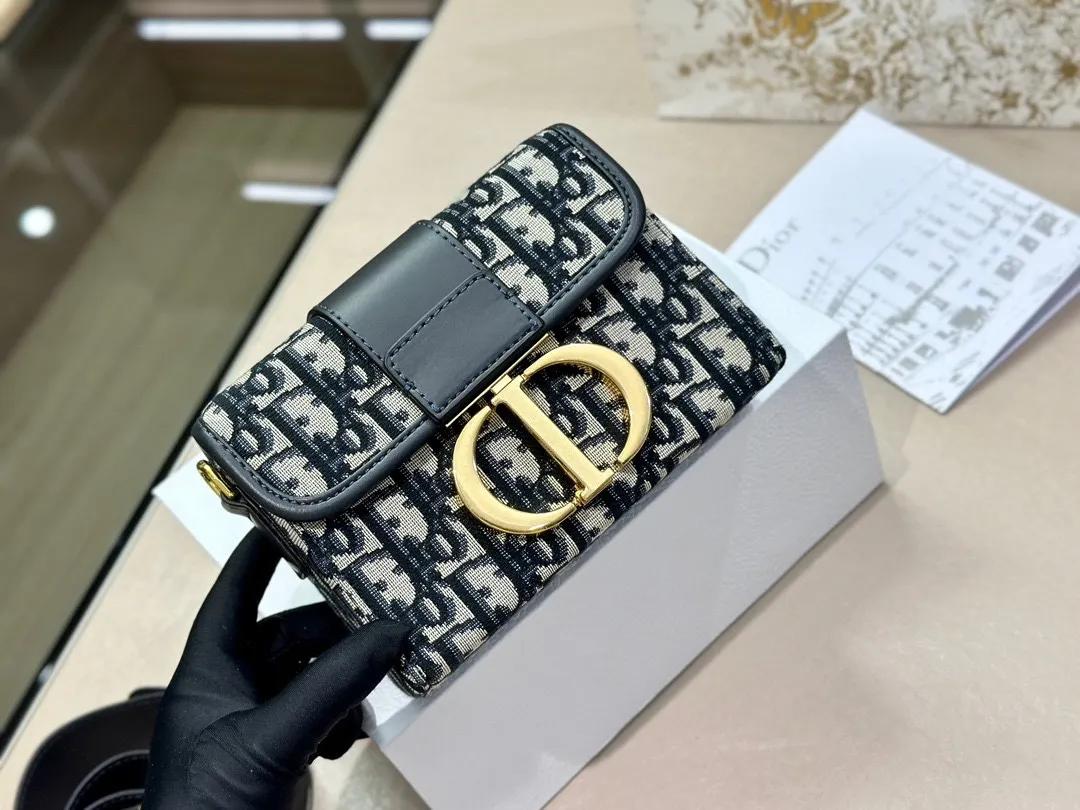 【2026】【DIOR  公式 旗艦店】ディオール   ショルダーバッグ 当日出荷 好評に付き再入荷！19*14.5CM